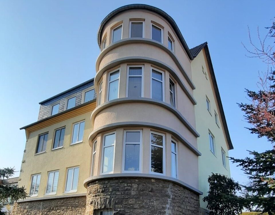 Sanierter Gebäudeteil eines Mehrfamilienhauses in Erfurt mit Rundturm und Natursteinfundament